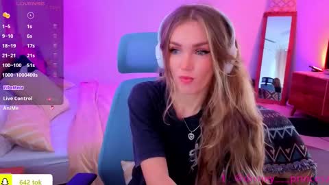 Snapshot of disney__princess chatting on 11.28.25 JASMINE online show from 11.28.25