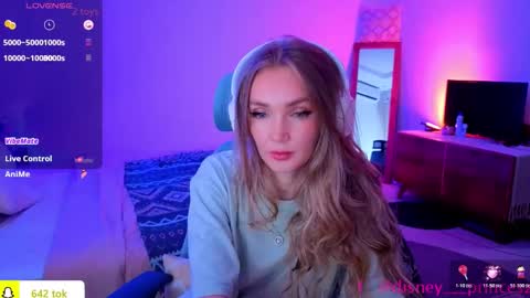 Snapshot of disney__princess chatting on 11.30.25 JASMINE online show from 11.30.25