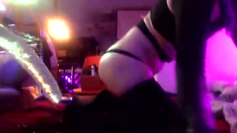 Izzy Knyx online show from 12.16.25