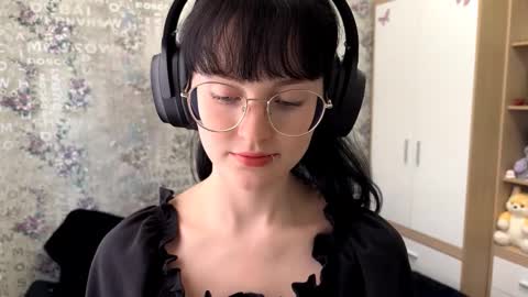 Snapshot of dodiebabikian chatting on 09.10.25 Annie PVT IS OPEN online show from 09.10.25