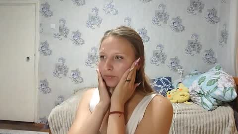 Snapshot of dodiebabikian chatting on 10.09.25 Annie PVT IS OPEN online show from 10.09.25