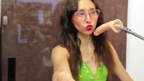 Snapshot of doll_bella_ chatting on 02.01.25 Bella online show from 02.01.25