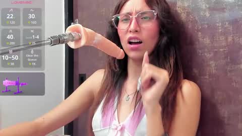 Snapshot of doll_bella_ chatting on 03.08.25 Bella online show from 03.08.25