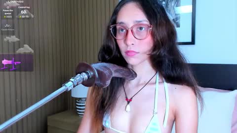 Snapshot of doll_bella_ chatting on 09.18.25 Bella online show from 09.18.25