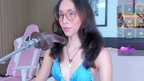 Snapshot of doll_bella_ chatting on 10.03.25 Bella online show from 10.03.25