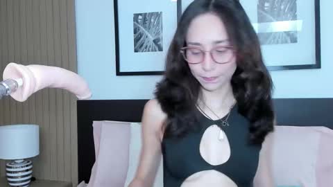 Snapshot of doll_bella_ chatting on 11.13.25 Bella online show from 11.13.25