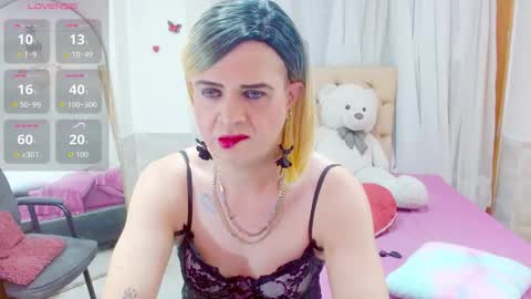 Snapshot of dolldirtyxxx1 chatting on 12.18.25 ilona online show from 12.18.25