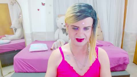 Snapshot of dolldirtyxxx1 chatting on 12.22.25 ilona online show from 12.22.25