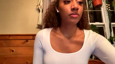 Snapshot of dollfacebeauty_x chatting on 10.05.25 Princess DollfaceBeauty online show from 10.05.25