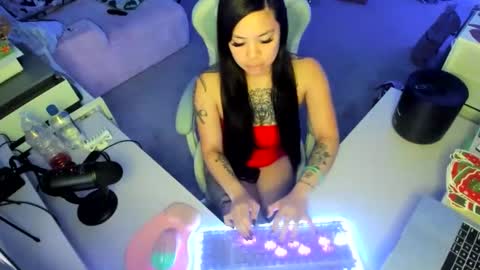 DOLLLFACE online show from 12.17.25