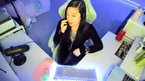 Snapshot of dolllface chatting on 02.15.26 DOLLLFACE online show from 02.15.26