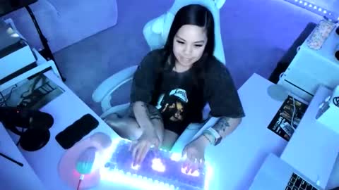 Snapshot of dolllface chatting on 02.19.26 DOLLLFACE online show from 02.19.26