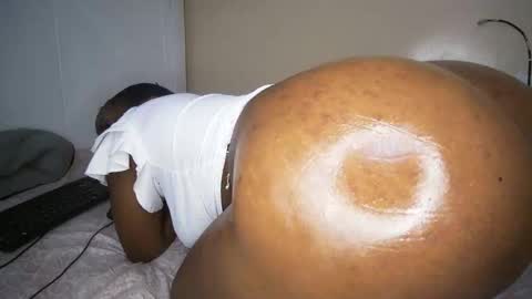 Snapshot of dollqueen_ chatting on 10.04.25 dollqueen_ online show from 10.04.25