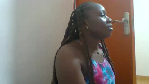 Snapshot of dollyvee chatting on 03.26.26 dollyvee online show from 03.26.26