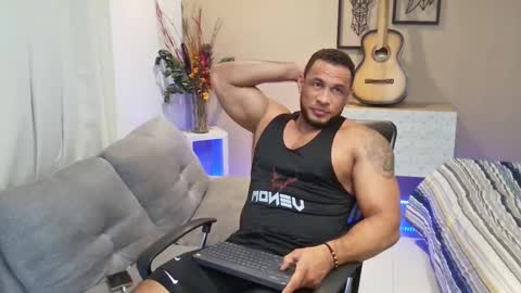 Snapshot of dominic_hulk1 chatting on 10.14.25 dominic_hulk1 online show from 10.14.25
