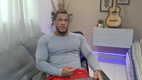 Snapshot of dominic_hulk1 chatting on 10.23.25 dominic_hulk1 online show from 10.23.25