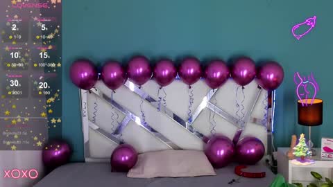 Snapshot of dominic_thailor chatting on 12.22.24 Dominic online show from 12.22.24