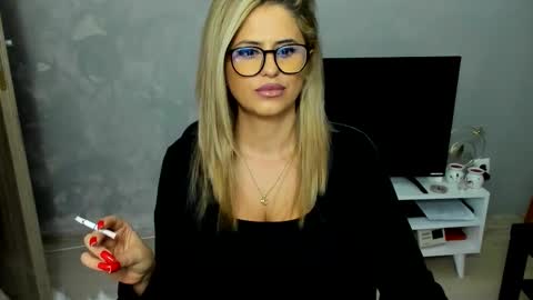 Snapshot of domtessa chatting on 11.22.25 Tessa online show from 11.22.25