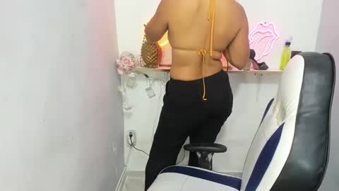 Snapshot of dona_tella chatting on 05.26.26 dona_tella online show from 05.26.26