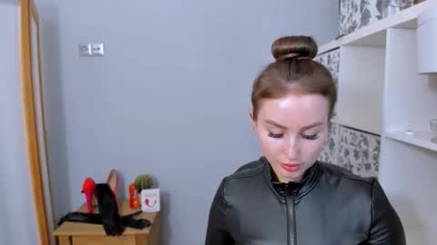 Snapshot of donnasensual chatting on 11.21.25 DonnaSensual online show from 11.21.25