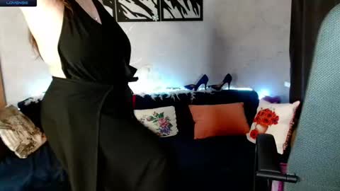 Snapshot of doraross chatting on 11.11.25 Dora online show from 11.11.25