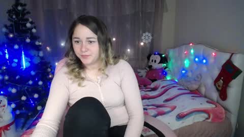 Snapshot of dorasuun chatting on 12.22.24 dorasuun online show from 12.22.24