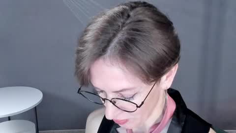 Snapshot of dorothy_meyer chatting on 05.13.26 Dorothy Next stream on Monday at 3am-9am online show from 05.13.26