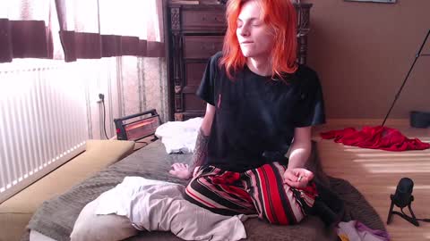 Snapshot of dosbox98 chatting on 01.22.25 stupid ass online show from 01.22.25