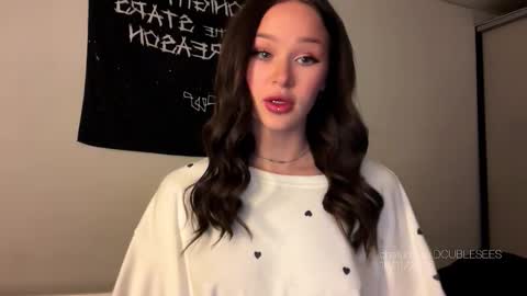 Snapshot of doublesees chatting on 11.18.25 MOLLYYYY dont forget to give me a thumb up online show from 11.18.25