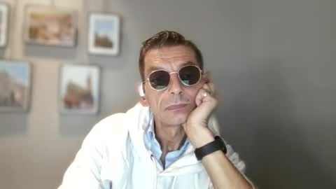 Snapshot of dreambob chatting on 09.17.25 Dreambob online show from 09.17.25