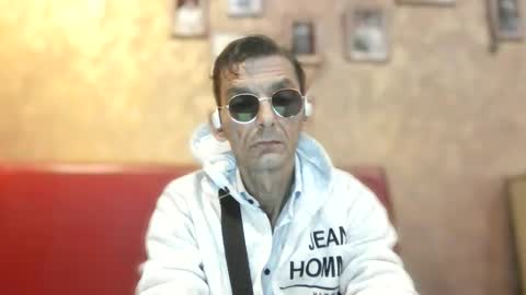 Snapshot of dreambob chatting on 09.28.25 Dreambob online show from 09.28.25