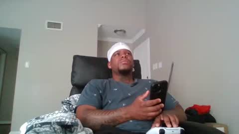 Snapshot of dsmoov_ chatting on 10.27.25 SmoovFanz online show from 10.27.25