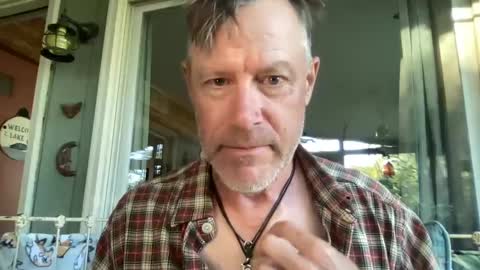 Snapshot of dudeinnh chatting on 09.19.25 Steve online show from 09.19.25