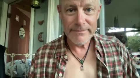 Snapshot of dudeinnh chatting on 09.26.25 Steve online show from 09.26.25