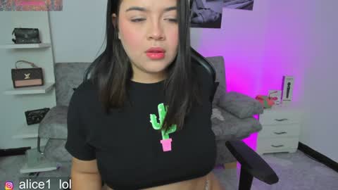 Snapshot of dulce_alice_ chatting on 01.23.25  ALICE  online show from 01.23.25