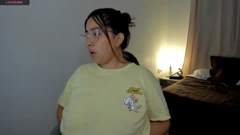 Snapshot of dulce_brithany chatting on 11.30.25 dulce brithany online show from 11.30.25