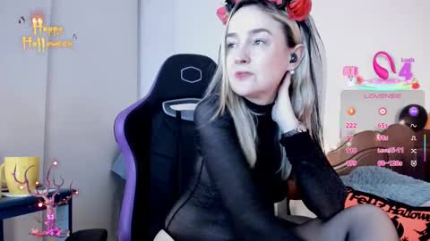 Snapshot of dulcejulia chatting on 10.27.25 Sweetnina online show from 10.27.25