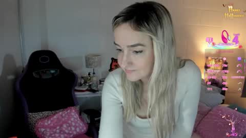 Snapshot of dulcejulia chatting on 10.29.25 Sweetnina online show from 10.29.25