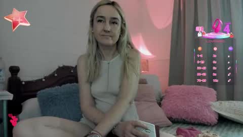 Snapshot of dulcejulia chatting on 12.01.25 Sweetnina online show from 12.01.25