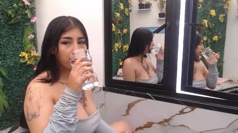 Snapshot of dulciinea_07 chatting on 09.17.25 Abril Cruz online show from 09.17.25