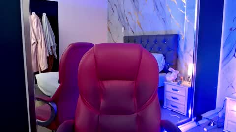 Snapshot of dulciinea_07 chatting on 09.18.25 Abril Cruz online show from 09.18.25