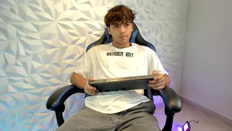 Snapshot of dylan_walton chatting on 12.05.25 Dylan online show from 12.05.25