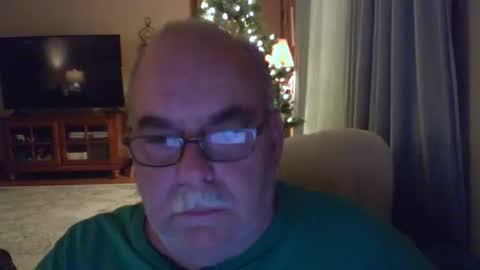 Snapshot of earl52 chatting on 12.19.24 earl52 online show from 12.19.24