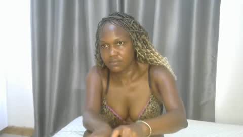 Snapshot of east_queen chatting on 01.08.25 east_queen online show from 01.08.25