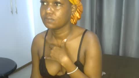 Snapshot of east_queen chatting on 01.20.25 east_queen online show from 01.20.25