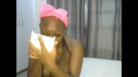 Snapshot of east_queen chatting on 02.14.25 east_queen online show from 02.14.25