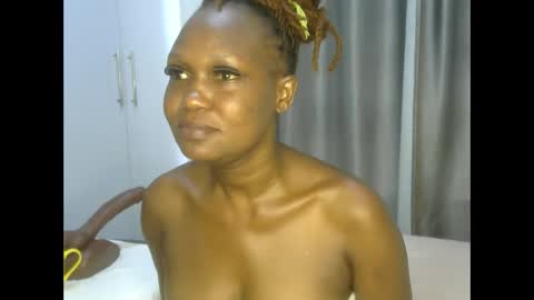 Snapshot of east_queen chatting on 03.09.25 east_queen online show from 03.09.25