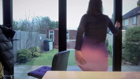 Nadia Ferreira  online show from 02.10.25