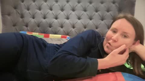 Nadia Ferreira  online show from 02.15.25