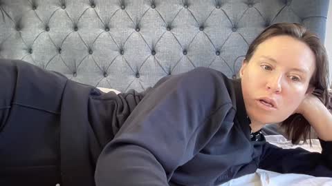 Nadia Ferreira  online show from 09.22.25